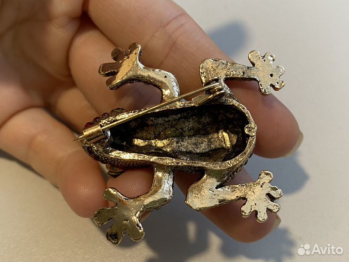 Брошь лягушка с красными стразами