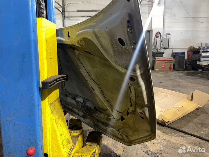 Капот на Volkswagen Polo седан 2016 год