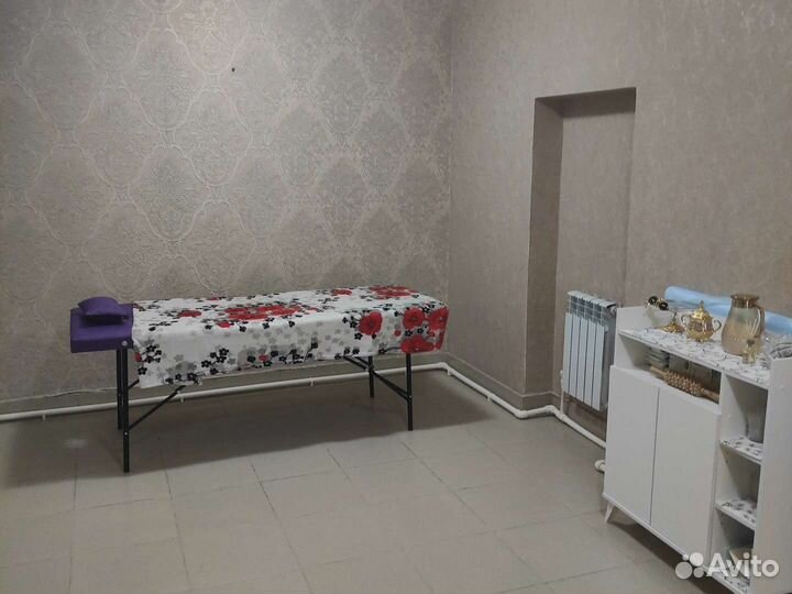 Массажистка в кабинете