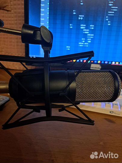 Студийный микрофон akg p220