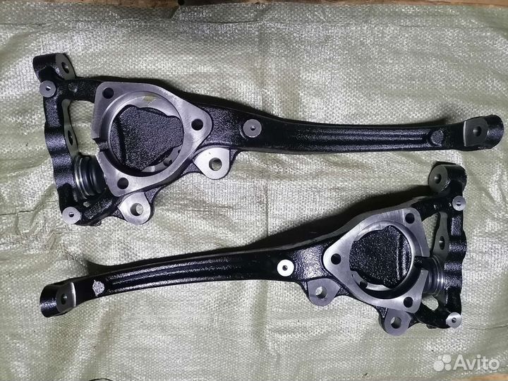 Кулак перед Dodge Challenger RWD