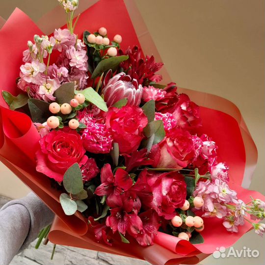 Букет с розами и протеей