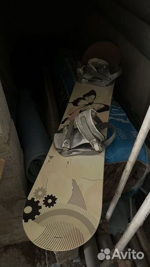 Сноуборд с креплениями и ботинками 35 размера