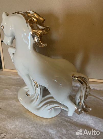 Форфоровая статуэтка лфз «Конь-огонь»