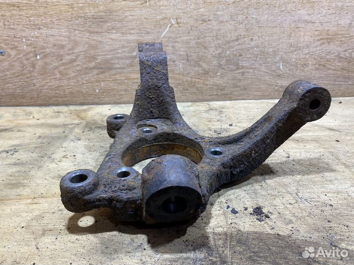 Поворотный кулак передний правый Opel Antara X100