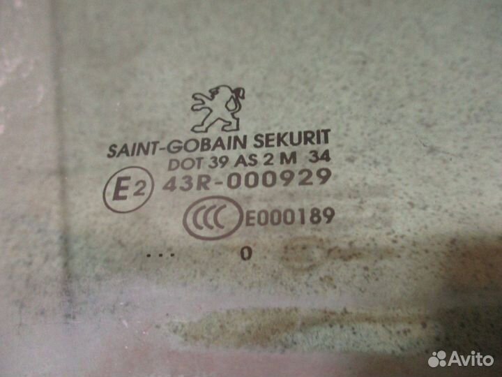 Стекло двери передней правой Peugeot 308