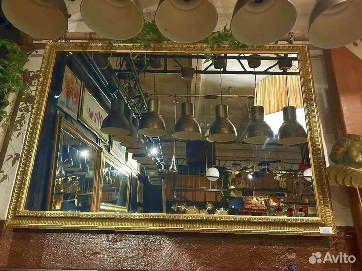 Большое зеркало в багетной раме