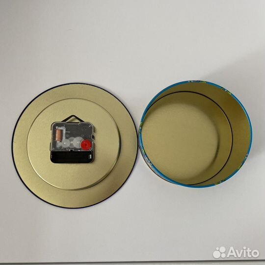 Коробка жестяная с часами