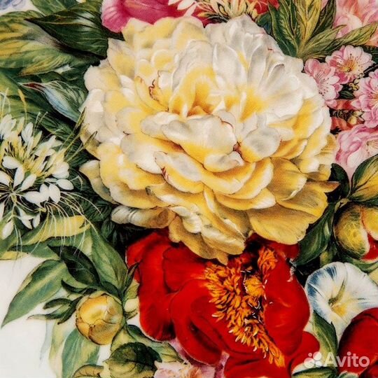 Фарфоровая тарелка