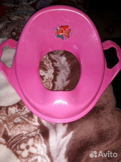 Сиденье на унитаз с ручками.новое