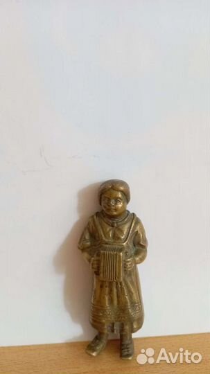 Антиквариат. Женщина с гармошкой