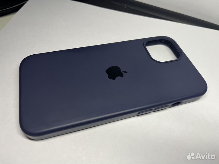 Чехол на iPhone 13