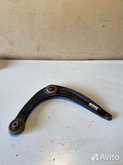 Рычаг подвески передний правый Peugeot 308 1.6L