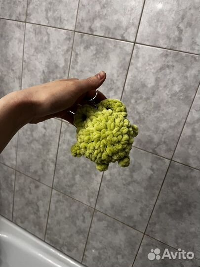Вязанный брелок лягушка