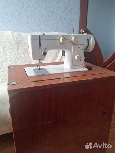 Швейная машина Чайка 142