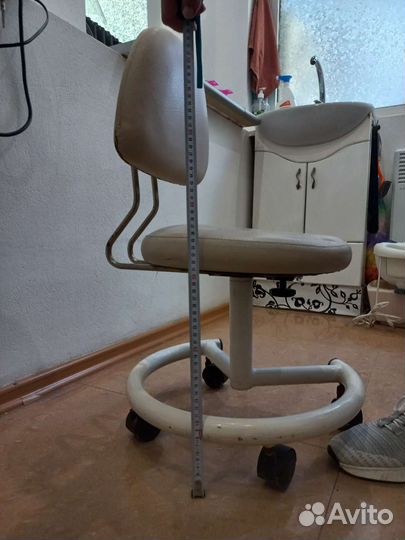 Стул для мастера педикюра