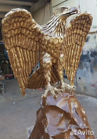 Орел на крыше-скульптура
