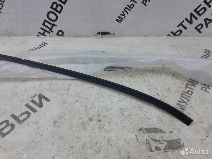 Молдинг лобового стекла Toyota Camry 70