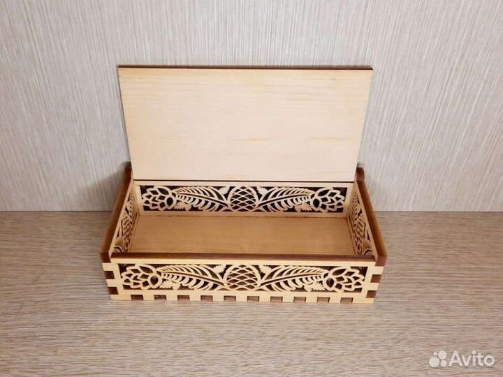 Деревянная шкатулка