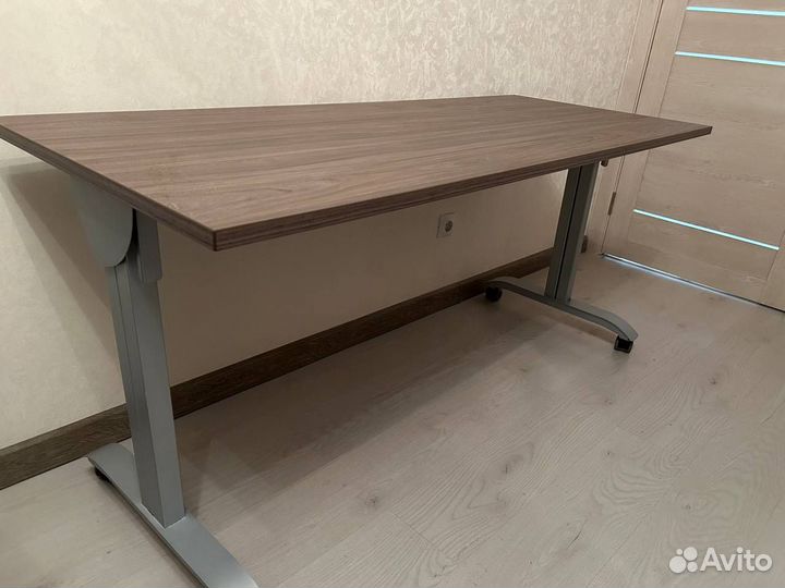 Стол офисный складной на колесиках