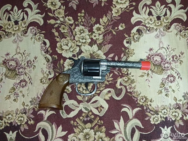 Металлический пистолет с пистонами