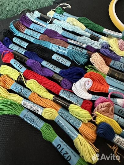 Набор ниток мулине, 28шт. + пяльце