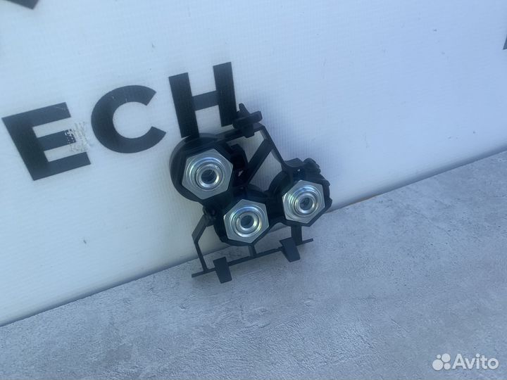 Кронштейн передней панели Mercedes A2136205800