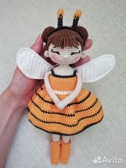 Вязаная кукла-пчелка