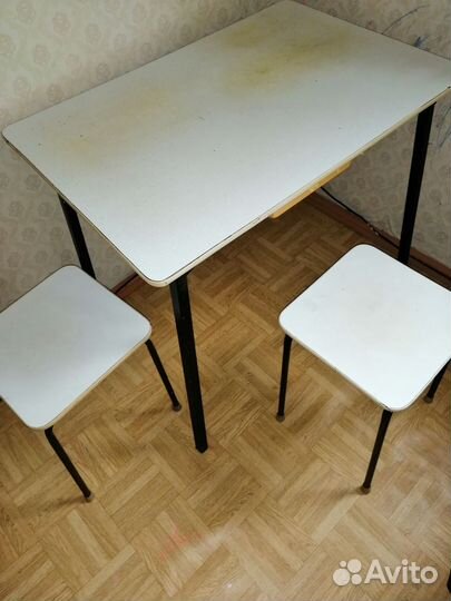 Стол с 2я табуретками