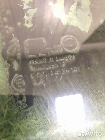 Стекло дверное переднее правое Kia Carnival 1998