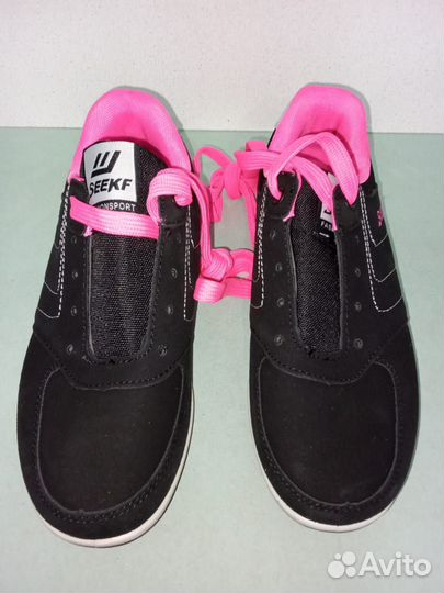 Кроссовки женские