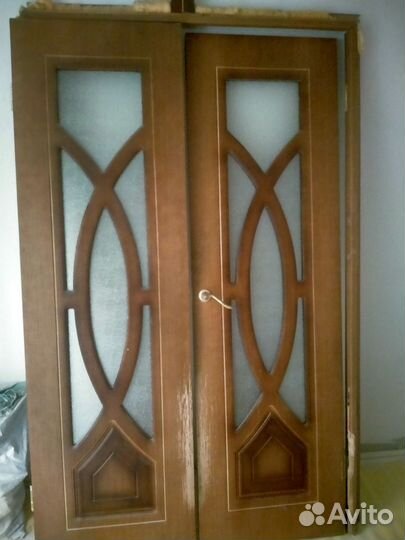 Дверь деревянная требующая реставрации