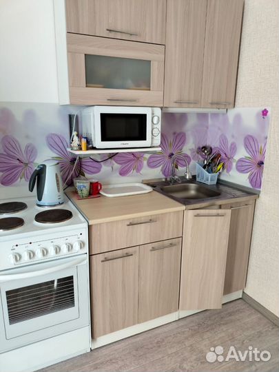 Кухонный гарнитур, электро плита, микроволновка
