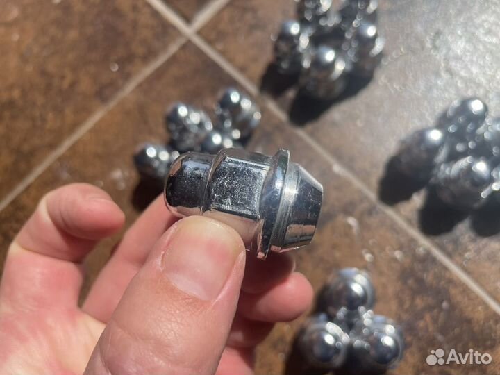 Продаются гайки креплеения колес