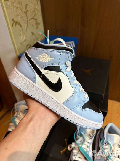 Nike air jordan 1 mid ice blue