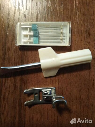 Лапка, иглы и отвёртка для швейной машинки Ягуар