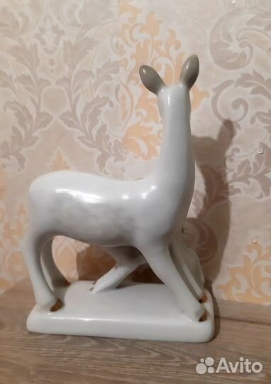 Фарфоровая статуэтка Олениха с оленёнком. Полоння