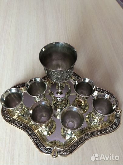 Коньячный набор и бокал на подносе