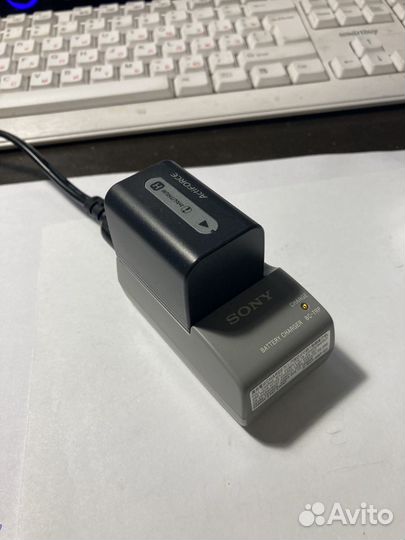 Видеокамера Sony HDR-CX100E и зарядник BC-TRP