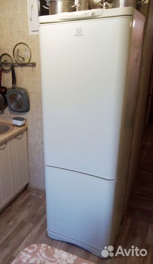 Холодильник Indesit рабочий