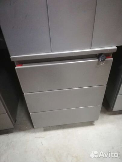 Тумба металлическая с ящиками