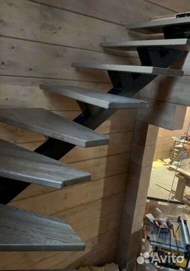 Лестница с забежными ступенями в коттедж