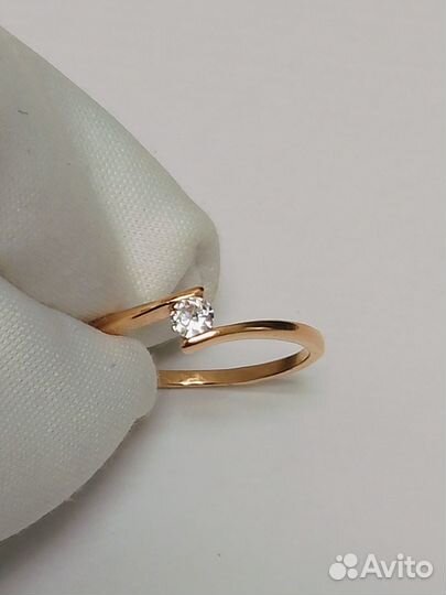 Золотое кольцо с камнем 15р