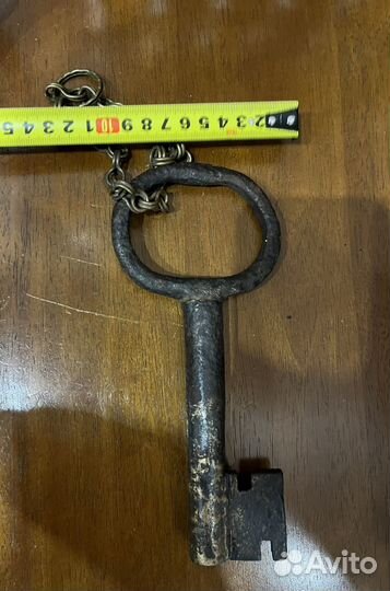 Старинный амбарный ключ