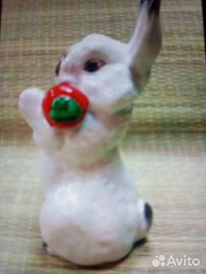 Винтаж.Фарфоровая статуэтка.Заяц с морковкой