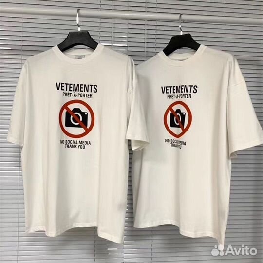 Футболка vetements на руках