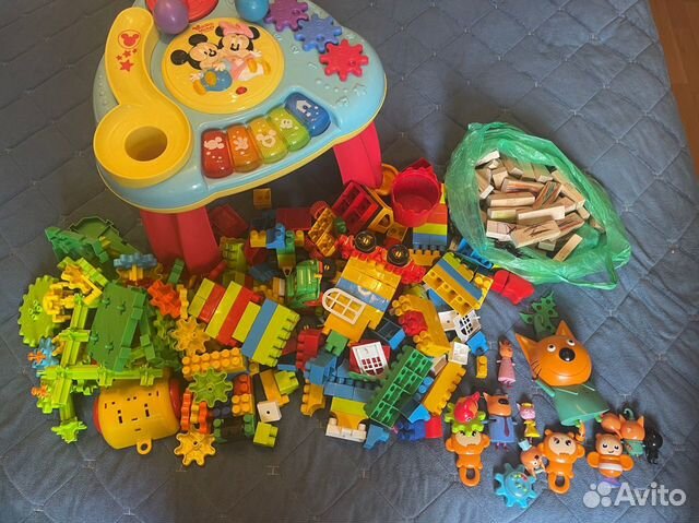 Музыкальный столик+ лего и игрушки