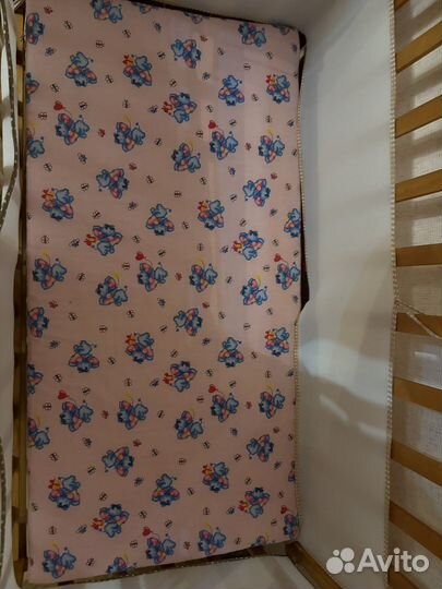 Детская кроватка с маятником