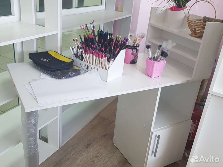 Маникюрный столик