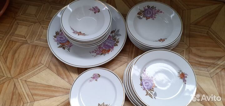 Столовый набор тарелок